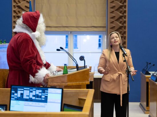 Tänavuse viimase korralise istungi järel külastas Riigikogu jõuluvana.