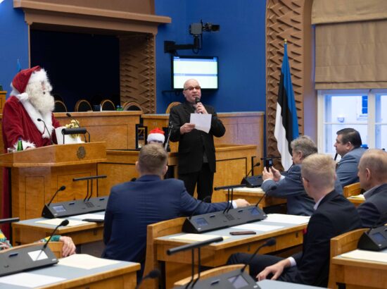 Tänavuse viimase korralise istungi järel külastas Riigikogu jõuluvana.