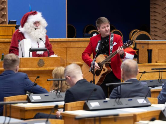 Tänavuse viimase korralise istungi järel külastas Riigikogu jõuluvana.