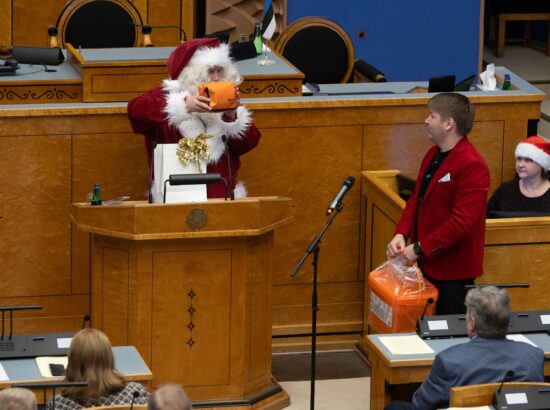 Tänavuse viimase korralise istungi järel külastas Riigikogu jõuluvana.