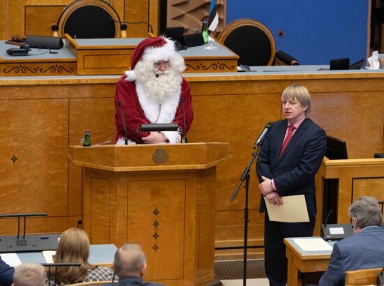 Tänavuse viimase korralise istungi järel külastas Riigikogu jõuluvana.