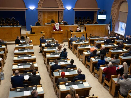 Tänavuse viimase korralise istungi järel külastas Riigikogu jõuluvana.