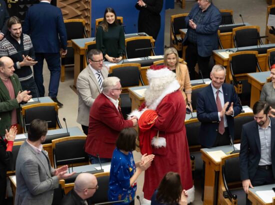 Tänavuse viimase korralise istungi järel külastas Riigikogu jõuluvana.