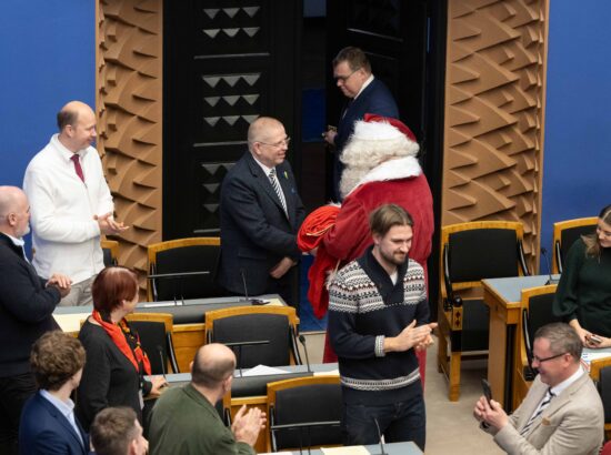 Tänavuse viimase korralise istungi järel külastas Riigikogu jõuluvana.