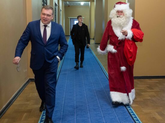 Tänavuse viimase korralise istungi järel külastas Riigikogu jõuluvana.