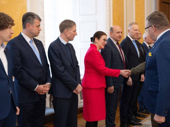 Ukraina president Volodõmõr Zelenskõi surub kätt Euroopa Liidu asjade komisjoni esimehel Liisa Pakostal
