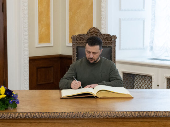 Ukraina president Volodõmõr Zelenskõi tegi sissekande Riigikogu külalisteraamatusse