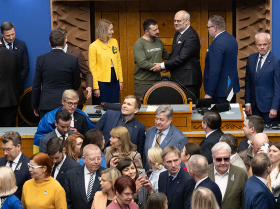 Ukraina president Volodõmõr Zelenskõi koos president Alar Karise, Vabariigi Valitsuse ja Riigikogu liikmetega