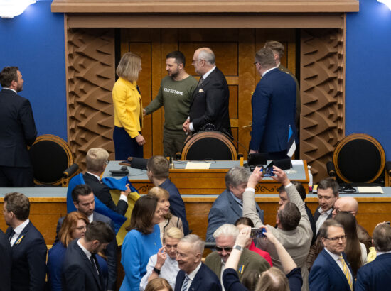 Ukraina president Volodõmõr Zelenskõi koos president Alar Karise, Vabariigi Valitsuse ja Riigikogu liikmetega