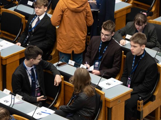 Riigikogu istungisaalis toimub kolmandat korda Noorte Riigikogu sessioon, millest võtab osa rohkem kui sada kooliõpilast ja tudengit üle Eesti.