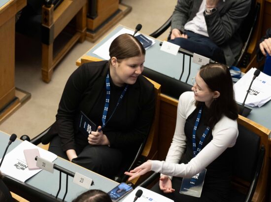 Riigikogu istungisaalis toimub kolmandat korda Noorte Riigikogu sessioon, millest võtab osa rohkem kui sada kooliõpilast ja tudengit üle Eesti.