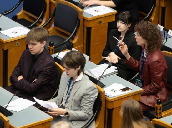 Riigikogu istungisaalis toimub kolmandat korda Noorte Riigikogu sessioon, millest võtab osa rohkem kui sada kooliõpilast ja tudengit üle Eesti.