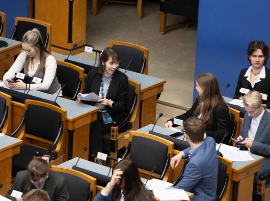 Riigikogu istungisaalis toimub kolmandat korda Noorte Riigikogu sessioon, millest võtab osa rohkem kui sada kooliõpilast ja tudengit üle Eesti.