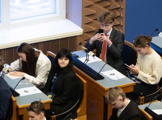 Riigikogu istungisaalis toimub kolmandat korda Noorte Riigikogu sessioon, millest võtab osa rohkem kui sada kooliõpilast ja tudengit üle Eesti.