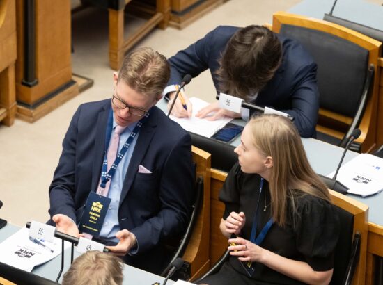 Riigikogu istungisaalis toimub kolmandat korda Noorte Riigikogu sessioon, millest võtab osa rohkem kui sada kooliõpilast ja tudengit üle Eesti.