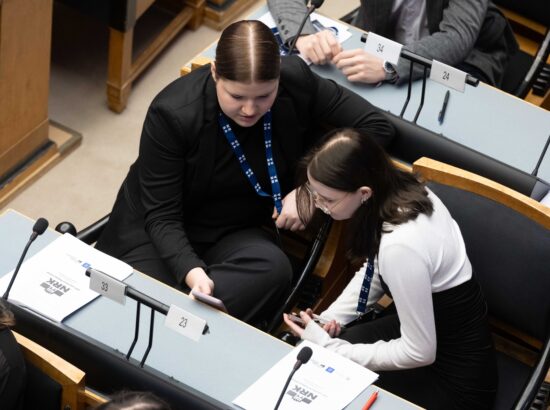 Riigikogu istungisaalis toimub kolmandat korda Noorte Riigikogu sessioon, millest võtab osa rohkem kui sada kooliõpilast ja tudengit üle Eesti.