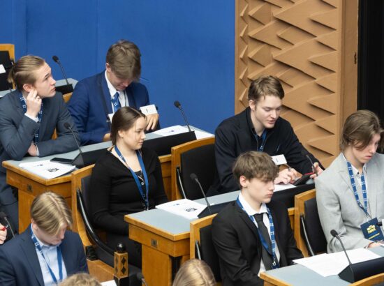 Riigikogu istungisaalis toimub kolmandat korda Noorte Riigikogu sessioon, millest võtab osa rohkem kui sada kooliõpilast ja tudengit üle Eesti.
