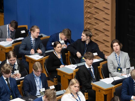 Riigikogu istungisaalis toimub kolmandat korda Noorte Riigikogu sessioon, millest võtab osa rohkem kui sada kooliõpilast ja tudengit üle Eesti.