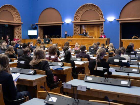 Riigikogu istungisaalis toimub kolmandat korda Noorte Riigikogu sessioon, millest võtab osa rohkem kui sada kooliõpilast ja tudengit üle Eesti.