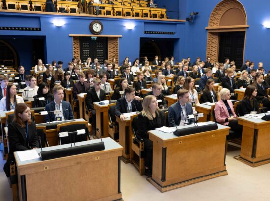 Riigikogu istungisaalis toimub kolmandat korda Noorte Riigikogu sessioon, millest võtab osa rohkem kui sada kooliõpilast ja tudengit üle Eesti.