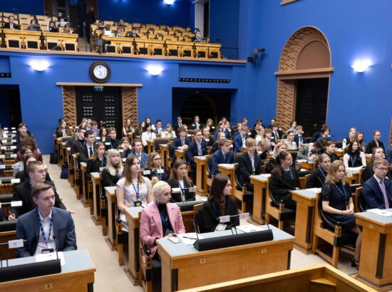 Riigikogu istungisaalis toimub kolmandat korda Noorte Riigikogu sessioon, millest võtab osa rohkem kui sada kooliõpilast ja tudengit üle Eesti.