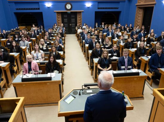 Riigikogu istungisaalis toimub kolmandat korda Noorte Riigikogu sessioon, millest võtab osa rohkem kui sada kooliõpilast ja tudengit üle Eesti.