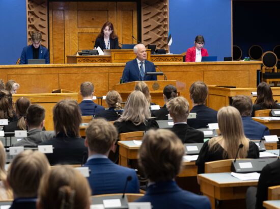 Riigikogu istungisaalis toimub kolmandat korda Noorte Riigikogu sessioon, millest võtab osa rohkem kui sada kooliõpilast ja tudengit üle Eesti.