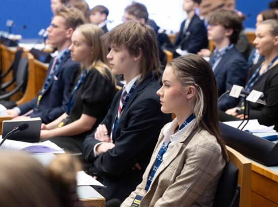 Riigikogu istungisaalis toimub kolmandat korda Noorte Riigikogu sessioon, millest võtab osa rohkem kui sada kooliõpilast ja tudengit üle Eesti.