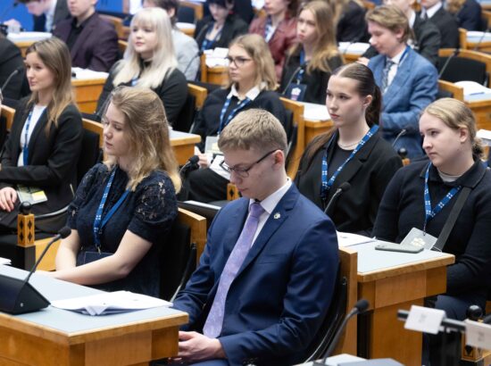 Riigikogu istungisaalis toimub kolmandat korda Noorte Riigikogu sessioon, millest võtab osa rohkem kui sada kooliõpilast ja tudengit üle Eesti.