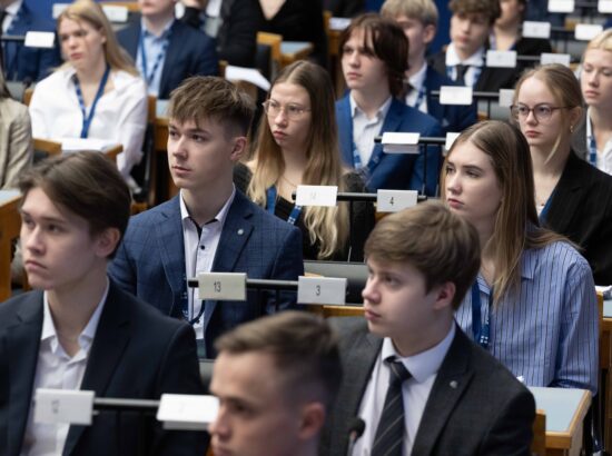 Riigikogu istungisaalis toimub kolmandat korda Noorte Riigikogu sessioon, millest võtab osa rohkem kui sada kooliõpilast ja tudengit üle Eesti.