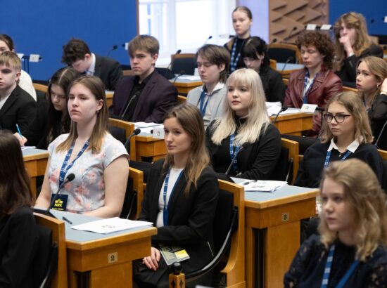 Riigikogu istungisaalis toimub kolmandat korda Noorte Riigikogu sessioon, millest võtab osa rohkem kui sada kooliõpilast ja tudengit üle Eesti.