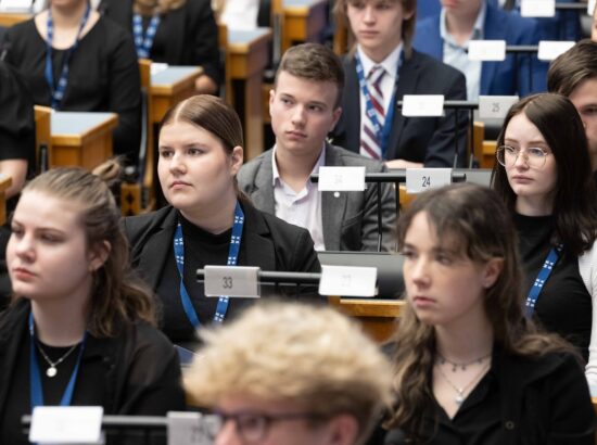 Riigikogu istungisaalis toimub kolmandat korda Noorte Riigikogu sessioon, millest võtab osa rohkem kui sada kooliõpilast ja tudengit üle Eesti.