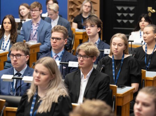 Riigikogu istungisaalis toimub kolmandat korda Noorte Riigikogu sessioon, millest võtab osa rohkem kui sada kooliõpilast ja tudengit üle Eesti.