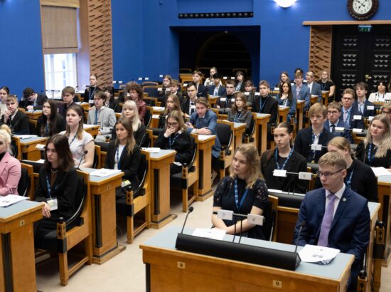 Riigikogu istungisaalis toimub kolmandat korda Noorte Riigikogu sessioon, millest võtab osa rohkem kui sada kooliõpilast ja tudengit üle Eesti.