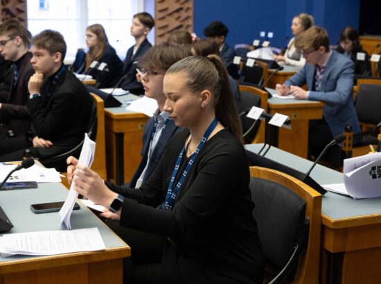 Riigikogu istungisaalis toimub kolmandat korda Noorte Riigikogu sessioon, millest võtab osa rohkem kui sada kooliõpilast ja tudengit üle Eesti.