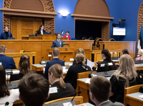 Riigikogu istungisaalis toimub kolmandat korda Noorte Riigikogu sessioon, millest võtab osa rohkem kui sada kooliõpilast ja tudengit üle Eesti.