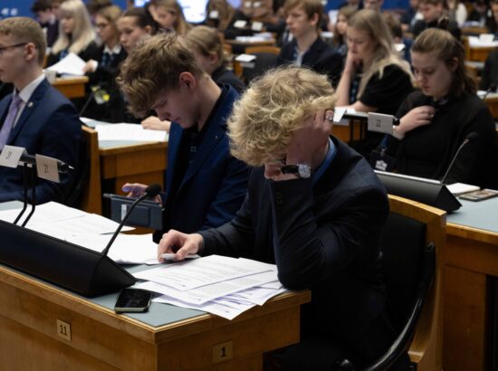 Riigikogu istungisaalis toimub kolmandat korda Noorte Riigikogu sessioon, millest võtab osa rohkem kui sada kooliõpilast ja tudengit üle Eesti.