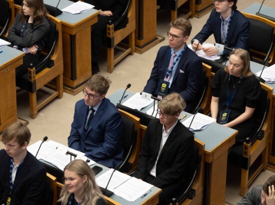 Riigikogu istungisaalis toimub kolmandat korda Noorte Riigikogu sessioon, millest võtab osa rohkem kui sada kooliõpilast ja tudengit üle Eesti.