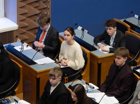 Riigikogu istungisaalis toimub kolmandat korda Noorte Riigikogu sessioon, millest võtab osa rohkem kui sada kooliõpilast ja tudengit üle Eesti.