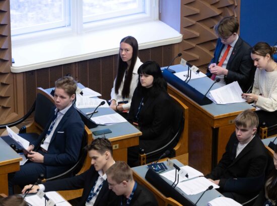 Riigikogu istungisaalis toimub kolmandat korda Noorte Riigikogu sessioon, millest võtab osa rohkem kui sada kooliõpilast ja tudengit üle Eesti.