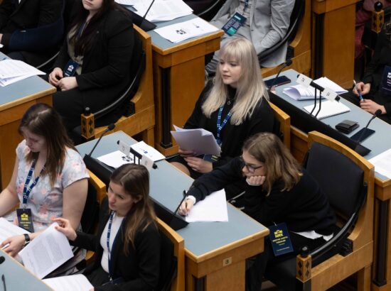 Riigikogu istungisaalis toimub kolmandat korda Noorte Riigikogu sessioon, millest võtab osa rohkem kui sada kooliõpilast ja tudengit üle Eesti.