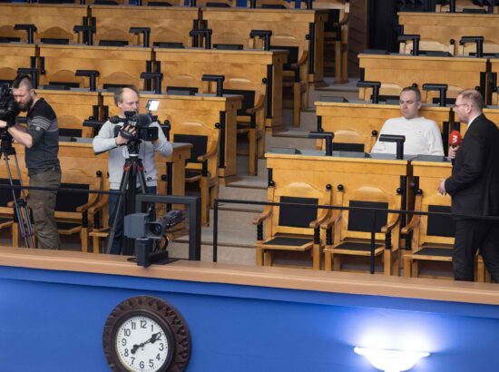 Riigikogu arutas valitsuse algatatud eelnõu, mille kohaselt kehtestatakse Eestis järgmise aasta algusest mootorsõidukimaks.