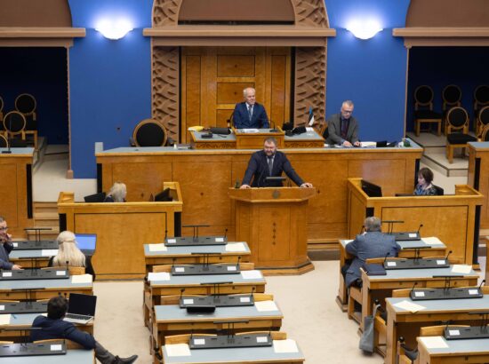 Riigikogu arutas valitsuse algatatud eelnõu, mille kohaselt kehtestatakse Eestis järgmise aasta algusest mootorsõidukimaks.