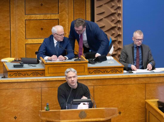 Riigikogu arutas valitsuse algatatud eelnõu, mille kohaselt kehtestatakse Eestis järgmise aasta algusest mootorsõidukimaks.