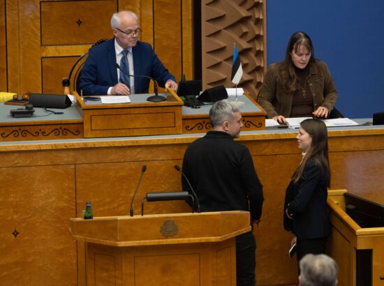 Riigikogu arutas valitsuse algatatud eelnõu, mille kohaselt kehtestatakse Eestis järgmise aasta algusest mootorsõidukimaks.