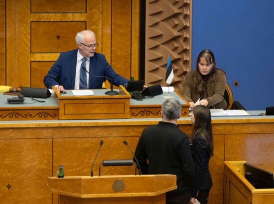 Riigikogu arutas valitsuse algatatud eelnõu, mille kohaselt kehtestatakse Eestis järgmise aasta algusest mootorsõidukimaks.