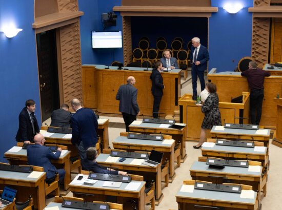 Riigikogu arutas valitsuse algatatud eelnõu, mille kohaselt kehtestatakse Eestis järgmise aasta algusest mootorsõidukimaks.