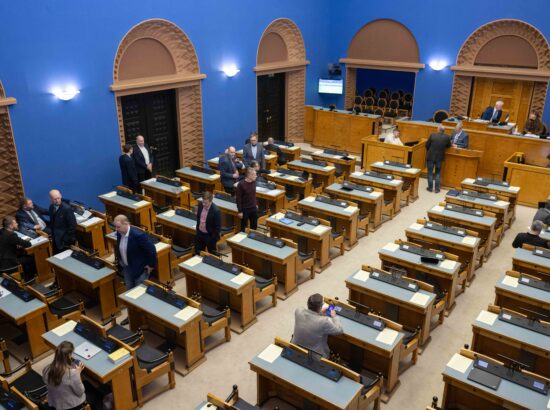 Riigikogu arutas valitsuse algatatud eelnõu, mille kohaselt kehtestatakse Eestis järgmise aasta algusest mootorsõidukimaks.