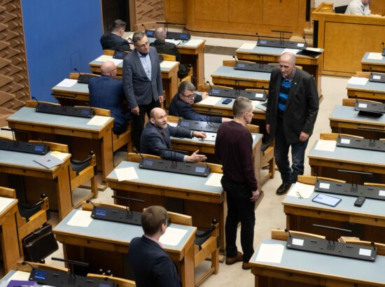 Riigikogu arutas valitsuse algatatud eelnõu, mille kohaselt kehtestatakse Eestis järgmise aasta algusest mootorsõidukimaks.