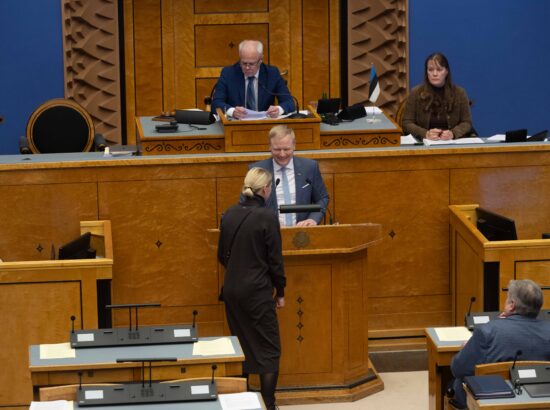 Riigikogu arutas valitsuse algatatud eelnõu, mille kohaselt kehtestatakse Eestis järgmise aasta algusest mootorsõidukimaks.